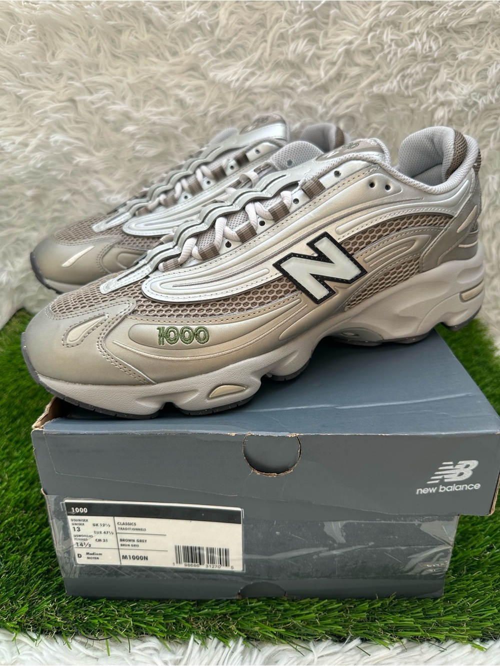 New Balance Men's Sneakers in Light Gray and White